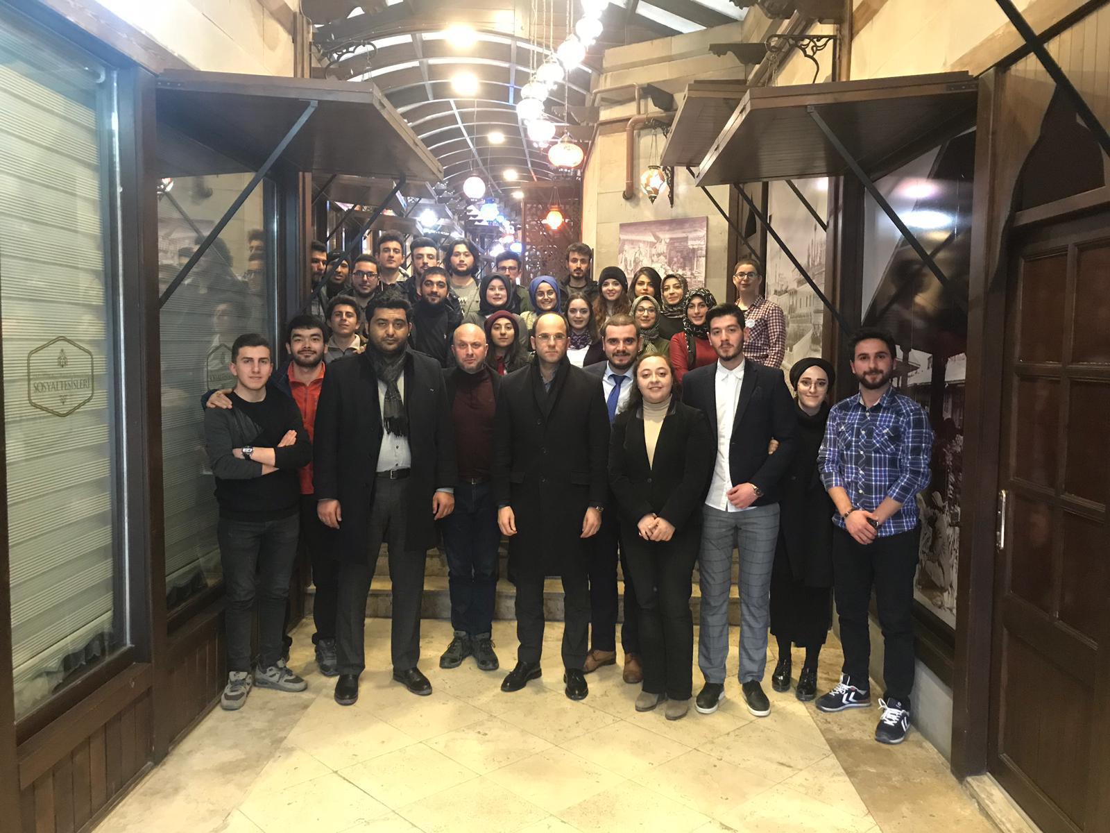 Yeni Siyaset Platformu Başkanı Faik Tunay ve Yönetim Kurulu Üyesi Muhammed Ali Karakaş Erzurum Atatürk Üniversitesi öğrencileri ile çay sohbetine katıldı,girimşicilik üzerine öğrencilerle sohbet ettikten sonra soruları cevapl